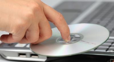 Anschließen eines Laufwerks: Schritt-für-Schritt-Anleitung Anschließen eines DVD-Laufwerks von einem Laptop über USB